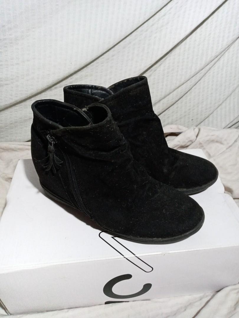 Black Suede Boots (Category: Boots) located in Quezon City. Submitted by gracebeejo (Listing ID 1038340470, Image 1). Description: - good condition, kailangan lang ng laba/punas - fits 7.5-8 womens size.