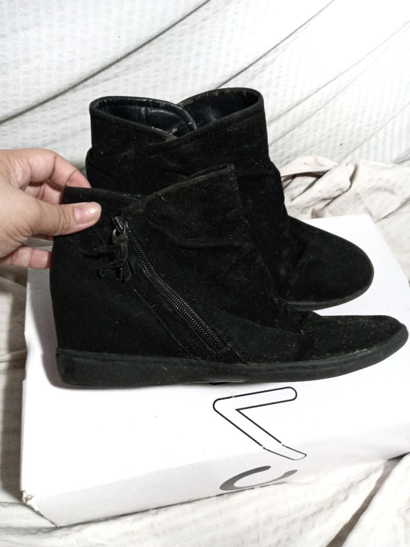 Black Suede Boots (Category: Boots) located in Quezon City. Submitted by gracebeejo (Listing ID 1038340470, Image 3). Description: - good condition, kailangan lang ng laba/punas - fits 7.5-8 womens size.