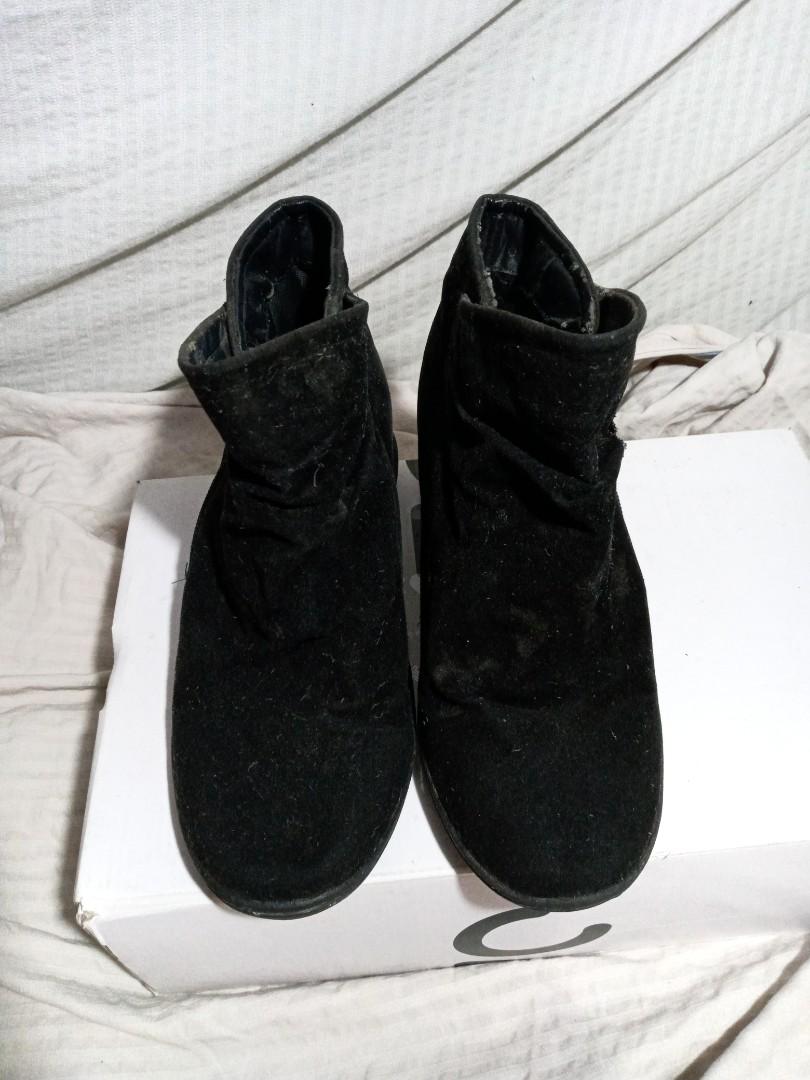 Black Suede Boots (Category: Boots) located in Quezon City. Submitted by gracebeejo (Listing ID 1038340470, Image 2). Description: - good condition, kailangan lang ng laba/punas - fits 7.5-8 womens size.