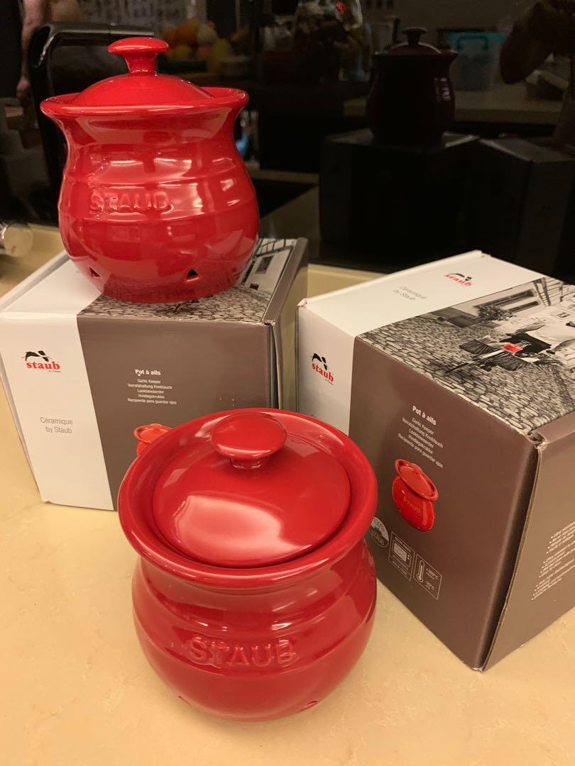 Staub garlic keeper, 傢俬＆家居, 廚具和餐具, 食物整理及儲存 Carousell
