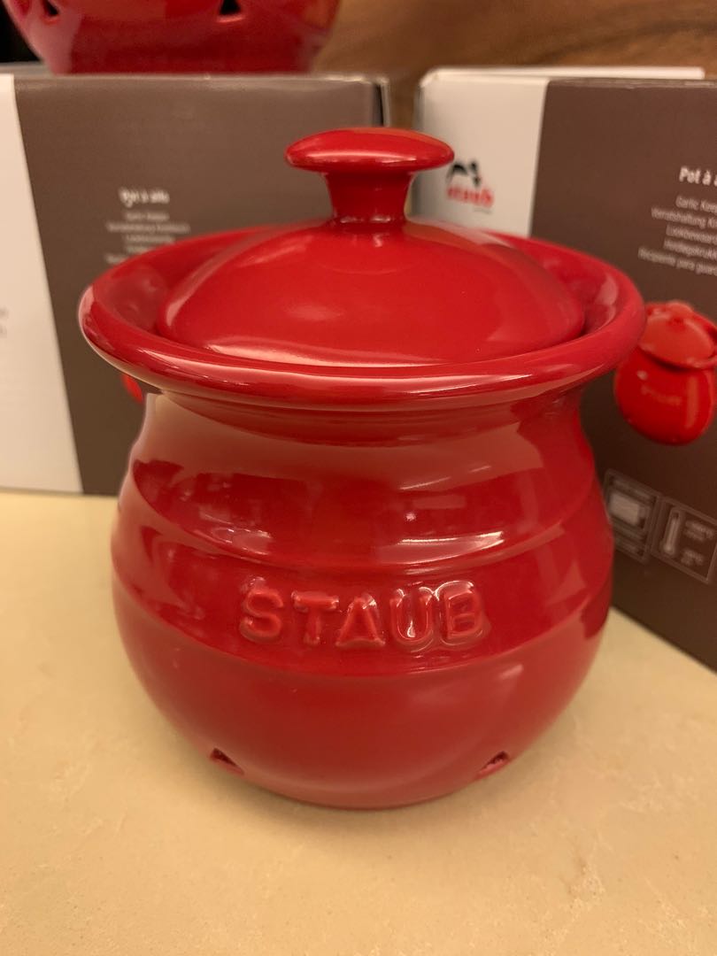 Staub garlic keeper, 傢俬＆家居, 廚具和餐具, 食物整理及儲存 Carousell