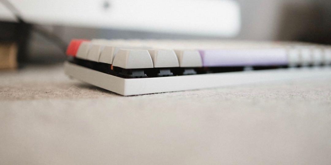 Vortex ViBE Mechanical Keyboard (silent red) SA keycaps, Electronics