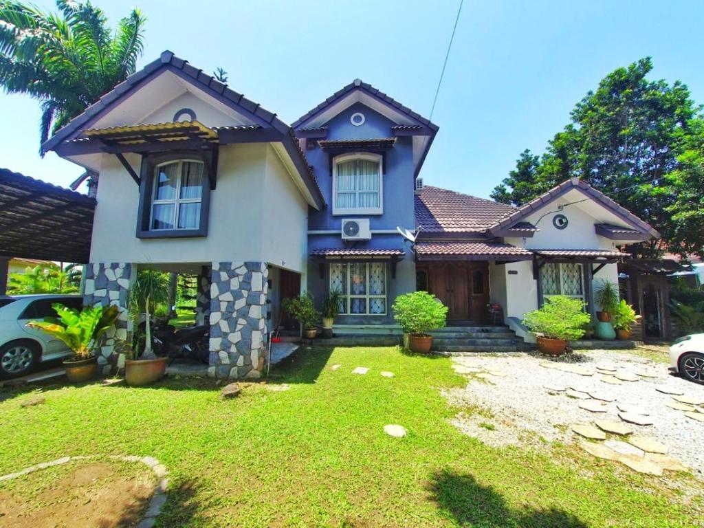 Backyard Facing Lake Renovated Bungalow Pantai Sepang Putra Sepang Property For Sale On Carousell