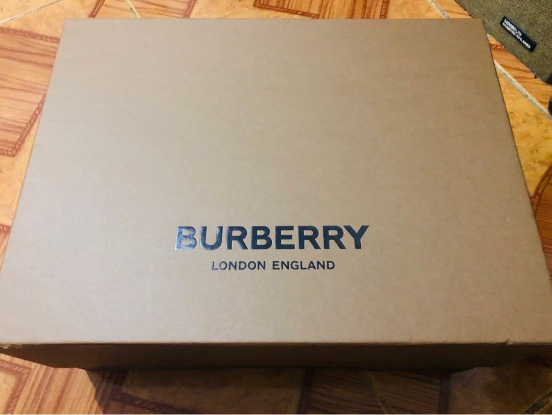 Burberry box (Category: Luxury Bags & Wallets) located in Imus. Submitted by vanity_cravings (Listing ID 1032918378, Image 2). Description: Authentic Burberry box -Inclusive of ribbon -Paper tissue L-16.2” (41cm) W-12.5” (31.5 cm) H-7.5” (19.5 cm).