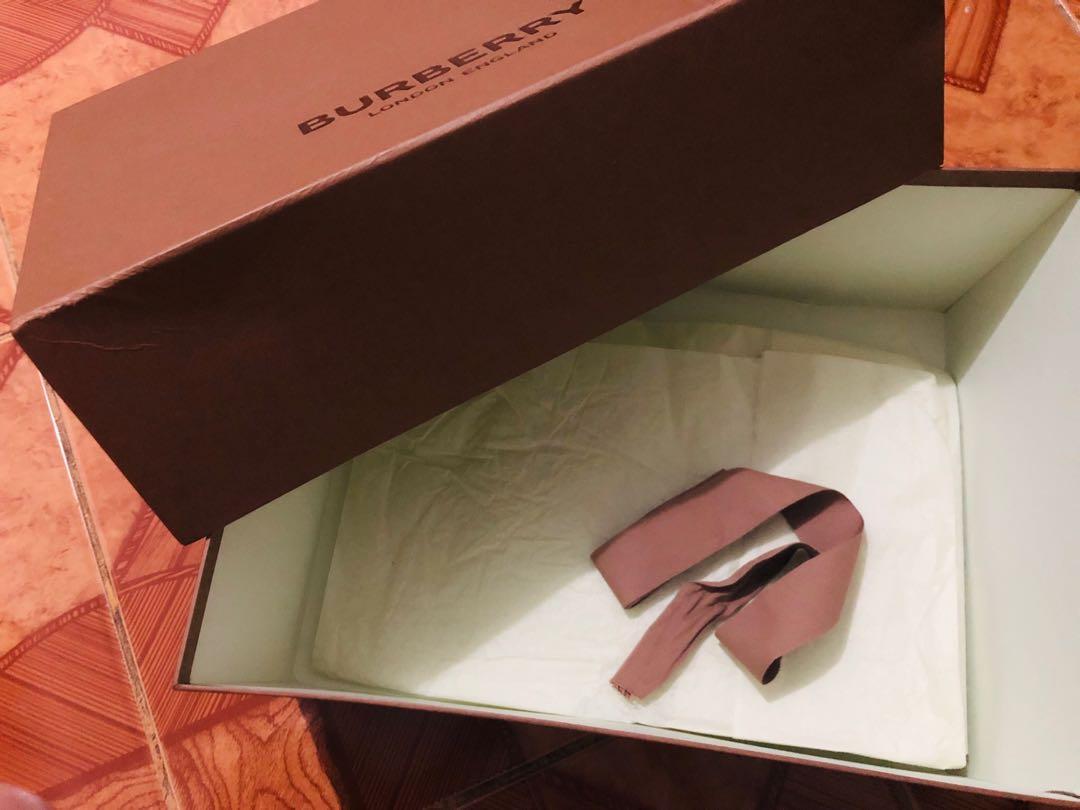 Burberry box (Category: Luxury Bags & Wallets) located in Imus. Submitted by vanity_cravings (Listing ID 1032918378, Image 3). Description: Authentic Burberry box -Inclusive of ribbon -Paper tissue L-16.2” (41cm) W-12.5” (31.5 cm) H-7.5” (19.5 cm).