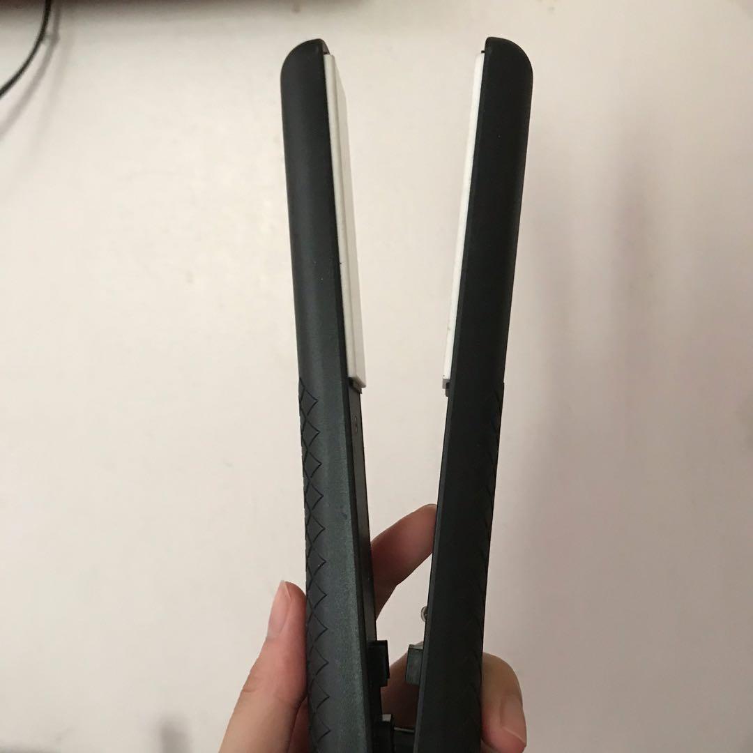 HAIR IRON / STRAIGHTENER (Category: Hair) located in Manila. Submitted by mcybtl (Listing ID 1032829363, Image 1). Description: .