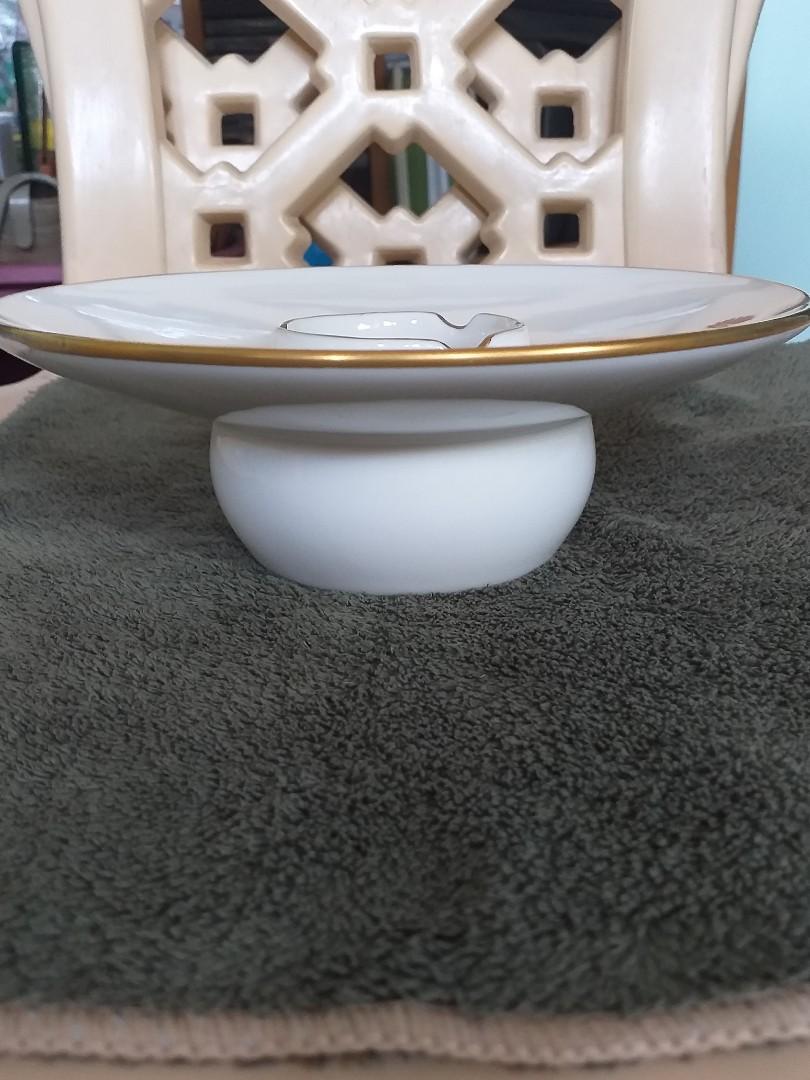 Japan Porcelain Ceramic Ashtray With Gold Lining (Category: Coffee & Tea Tableware) located in Makati City. Submitted by veto75 (Listing ID 1032821100, Image 3). Description: Japan Ceramic Ashtray.