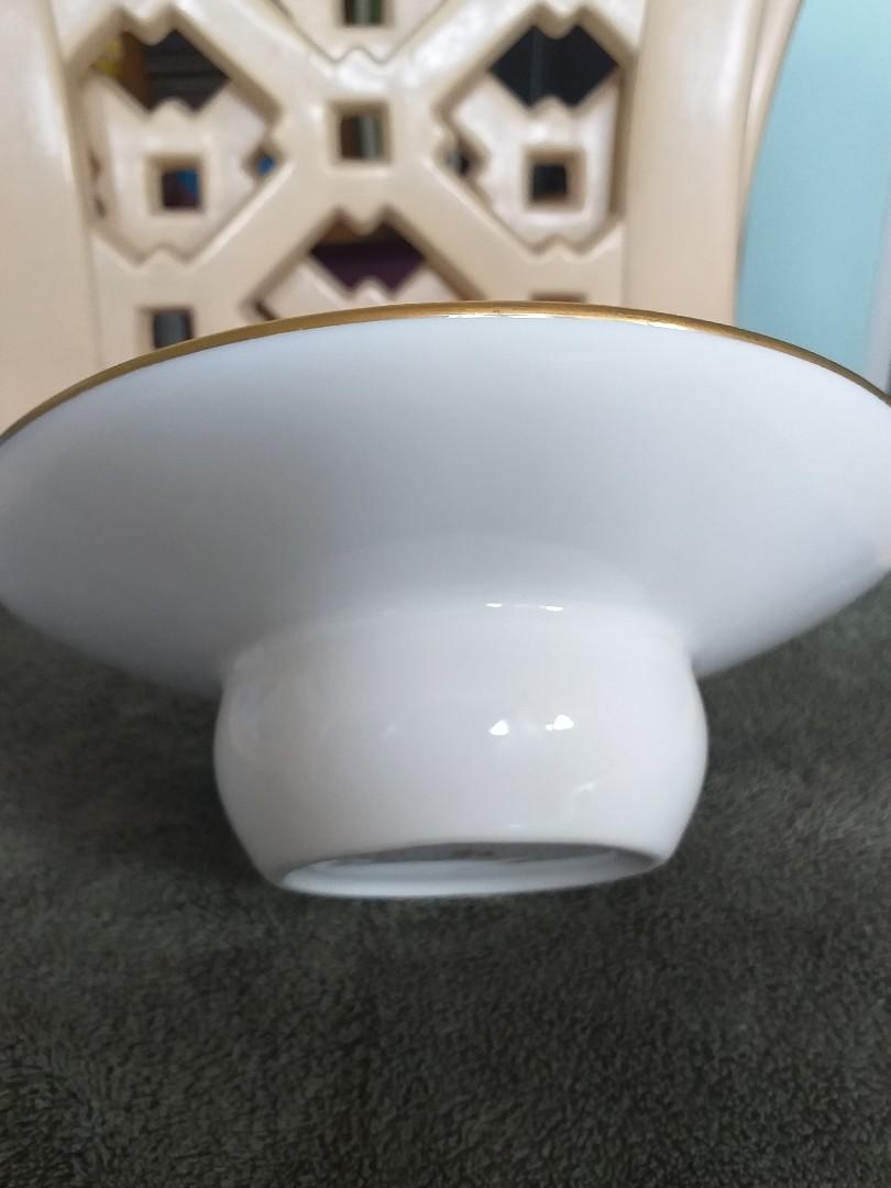 Japan Porcelain Ceramic Ashtray With Gold Lining (Category: Coffee & Tea Tableware) located in Makati City. Submitted by veto75 (Listing ID 1032821100, Image 2). Description: Japan Ceramic Ashtray.