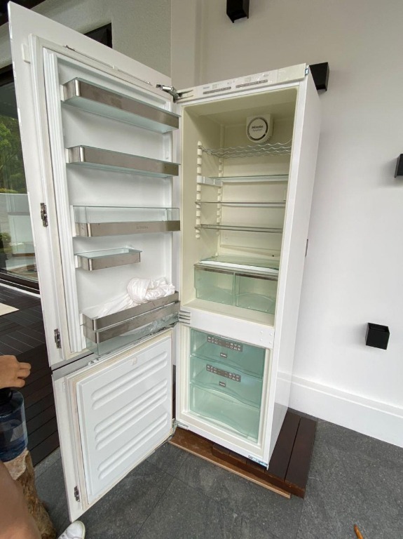 Miele KFN 9753 ID Refrigerator Builtin. Good condition, TV & Home
