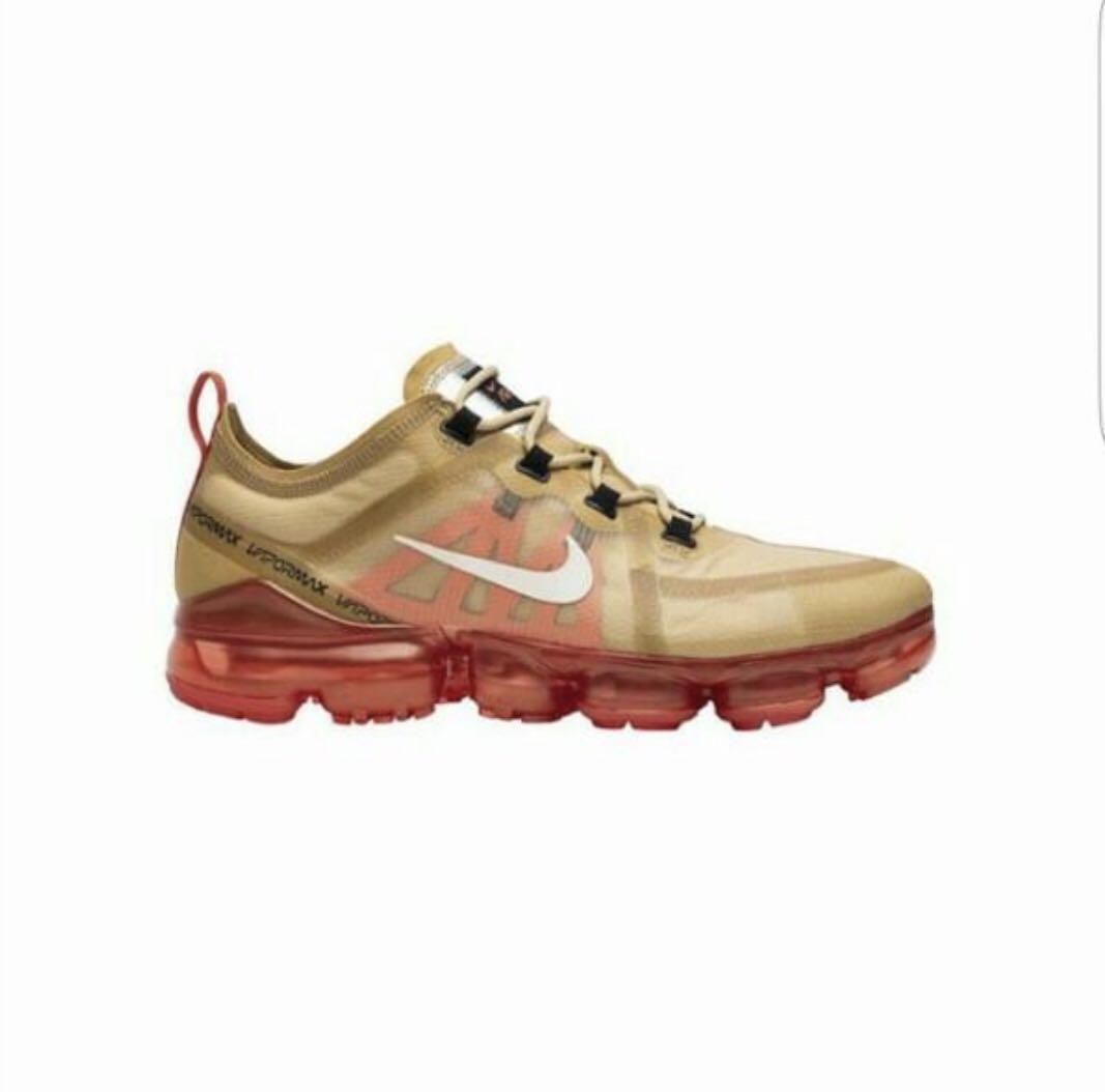 nike running vapormax 19 trainers in white and gold