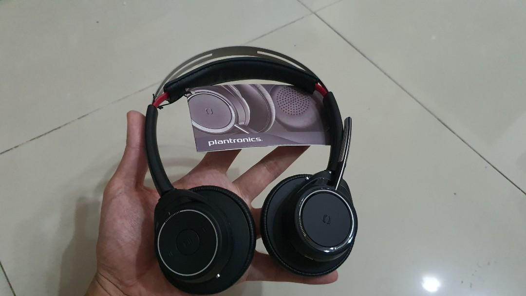 Plantronics Voyager Focus (Category: Headphones & Headsets) located in Quezon City. Submitted by versa_electronics (Listing ID 1032873113, Image 2). Description: Plantronics Voyager Focus New - Open box (tested & checked contents only). free same day delivery within NCR & Rizal areas COD via LBC for Provinces can be arranged.