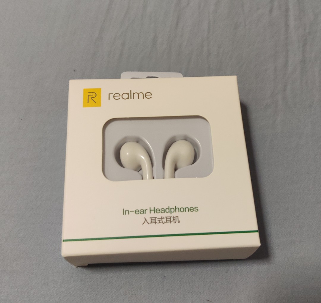 realme play magnetic earphones