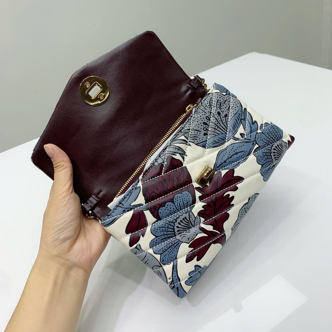 Tory burch kira chevron printed chain wallet 2025