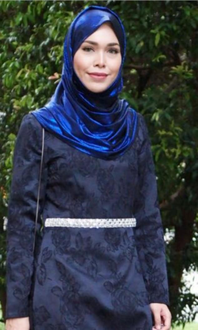 Adlina Anis Metallic Onesie Women S Fashion Muslimah Fashion On Carousell