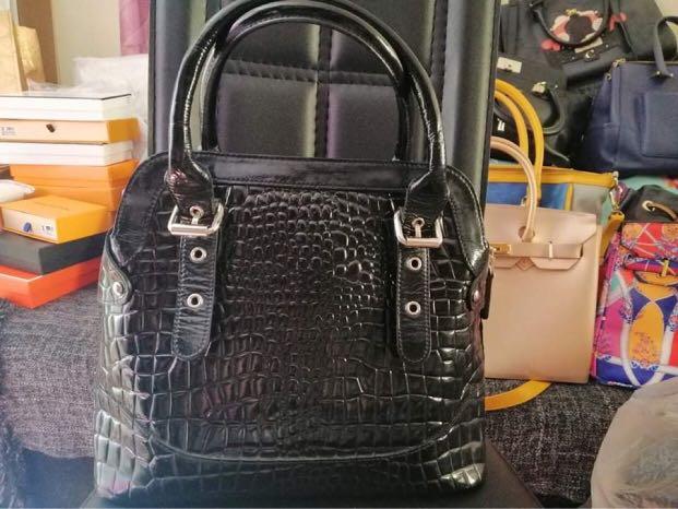 Alma crocs handbag Price dropped!!! (Category: Tote Bags) located in Iligan City. Submitted by aikia415 (Listing ID 1038639600, Image 1). Description: Ganda ng quality neto, lakas mka sosyal can stand alone type po good as new d pa nagamit in excellent condition matibay. #newyou .