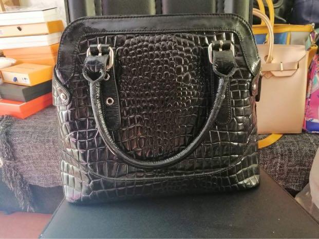 Alma crocs handbag Price dropped!!! (Category: Tote Bags) located in Iligan City. Submitted by aikia415 (Listing ID 1038639600, Image 2). Description: Ganda ng quality neto, lakas mka sosyal can stand alone type po good as new d pa nagamit in excellent condition matibay. #newyou .