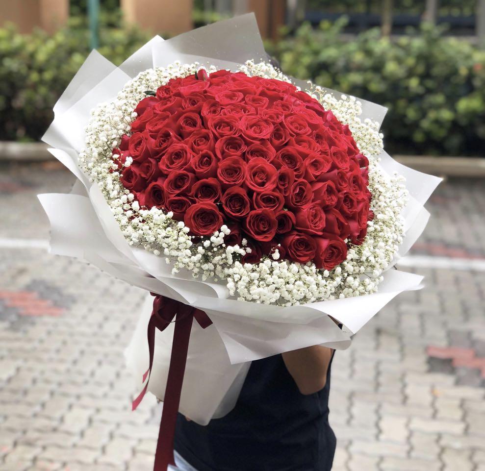 boyfriend surprises girlfriend with flowers