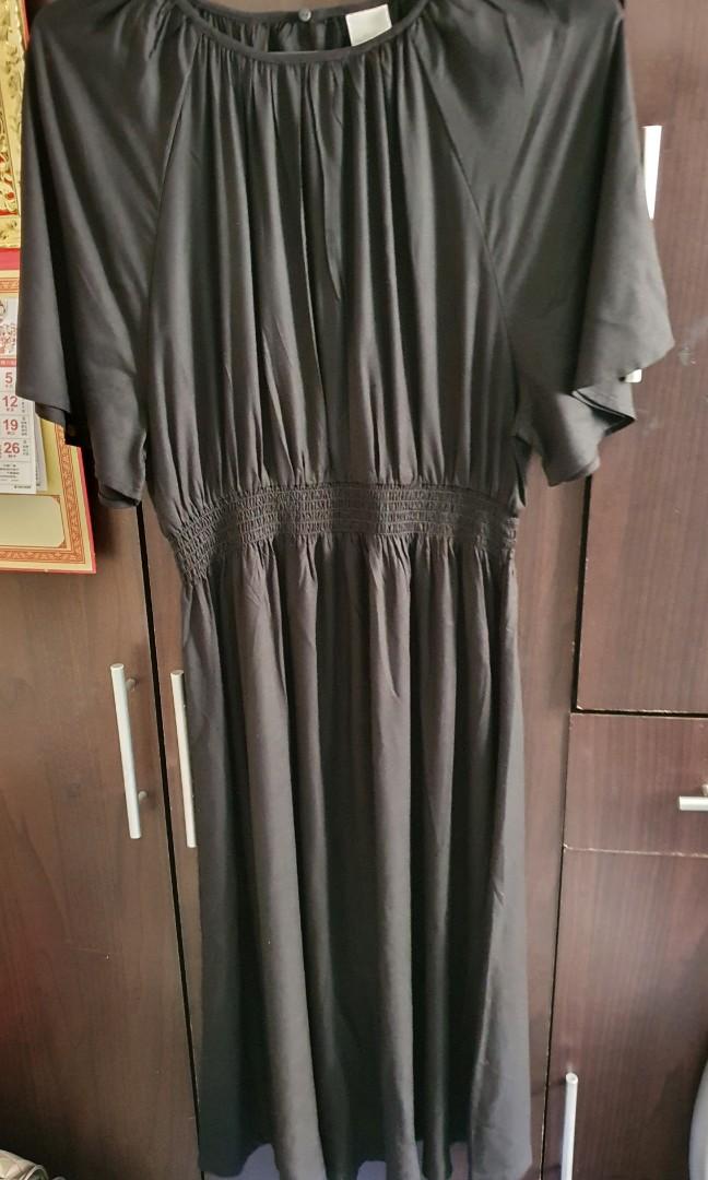 H&M Black Dress New (Category: Dresses) located in Makati City. Submitted by bluedpurplesweets (Listing ID 1038521127, Image 1). Description: New Black H&M Dress, bought wrong size. removed tag only but never used. just bought yesterday. MOP: gcash, bpi Shipping: jrs, lalamove, grab and meet up Circuit Mall.