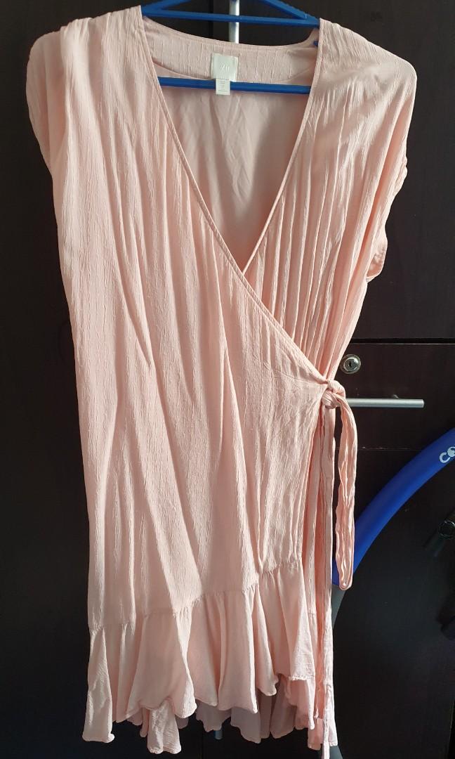 H&M pink wrap around dress (Category: Dresses) located in Makati City. Submitted by bluedpurplesweets (Listing ID 1038520611, Image 3). Description: H&M Pink wrap around dress used once only RFS: declutteting and too big now for me. MOP: bpi, gcash Shipping: jrs, lalamove, grab or meet up Circuit Mall.