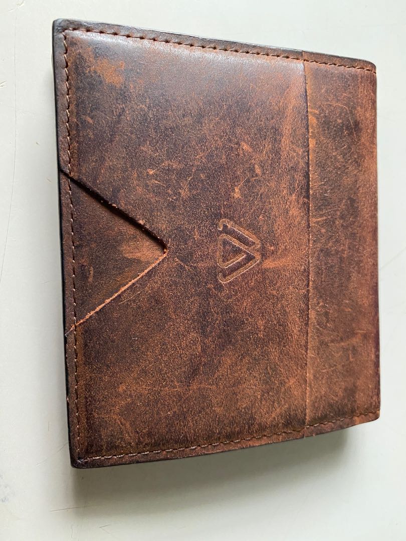 Modest shop mark wallet