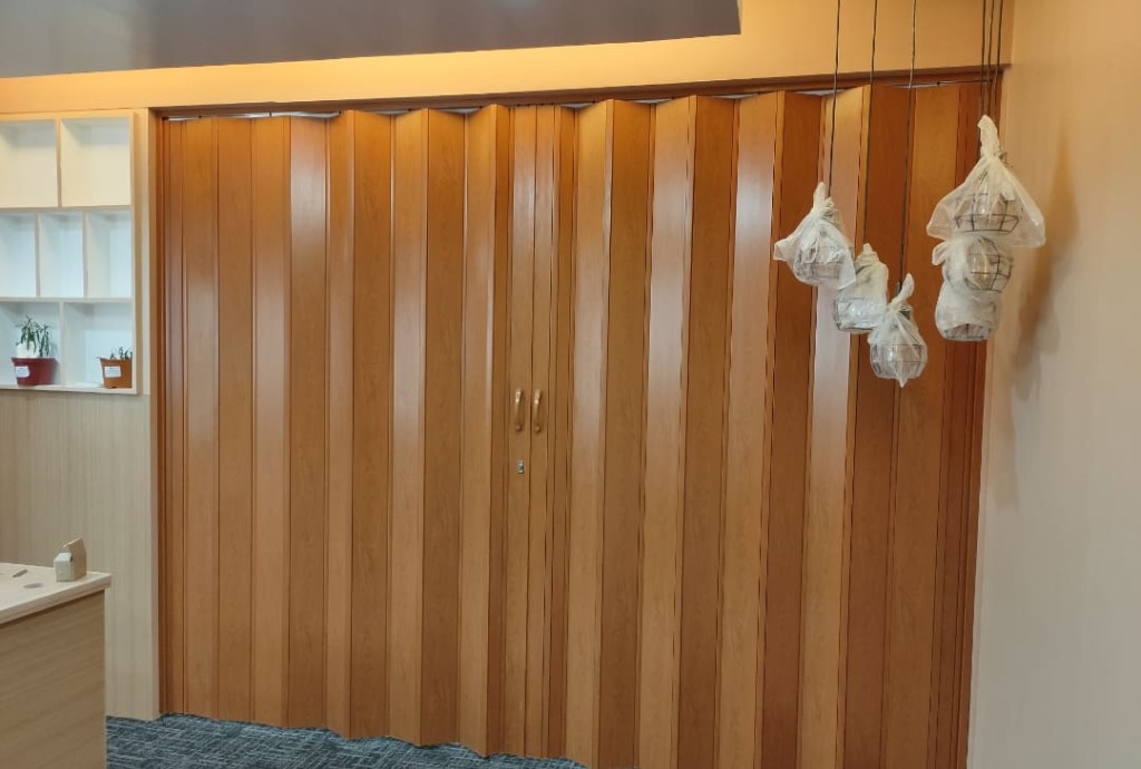 PARTITION ACCORDION DOOR DIRECT SUPPLIER RUSH PRICE!!, Furniture & Home