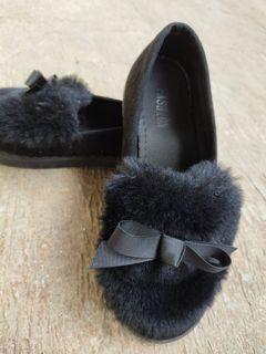 Sepatu wanita bulu