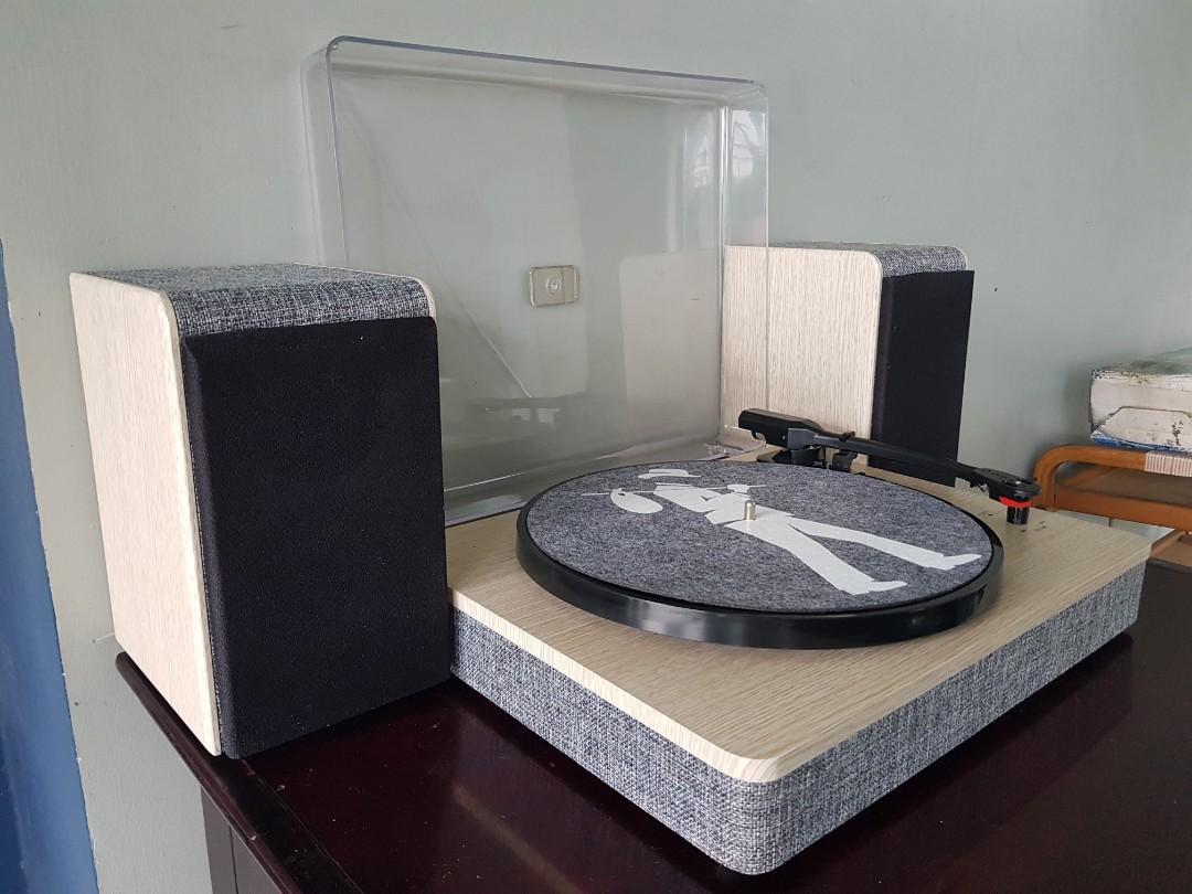 flea market turntable with bookshelf speaker