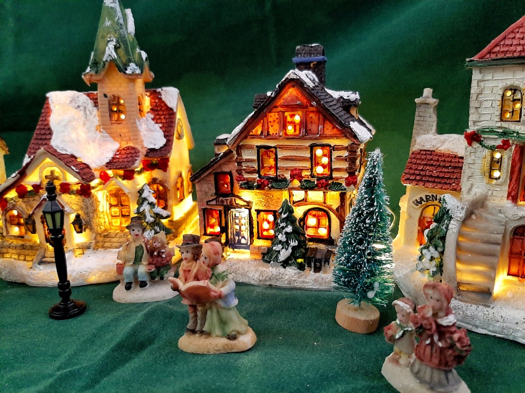 Christmas Village House Set Hobbies Toys Collectibles Memorabilia Fan Merchandise On Carousell We have plenty of designs to choose from so there will be the perfect choice for contemporary and traditional decor! christmas village house set