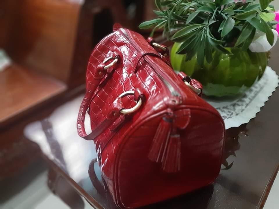 Fino Leather Bag (Category: Purses & Pouches) located in Manila. Submitted by finebagsandmore (Listing ID 1033123809, Image 2). Description: Authentic Local Luxury bag No flaws.