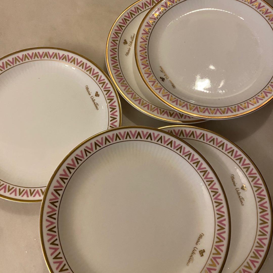 Mario Valentino Pink Gold Cake plate (Category: Bakeware) located in Quezon City. Submitted by kb0030 (Listing ID 1033073587, Image 2). Description: 500 PER PIECE.