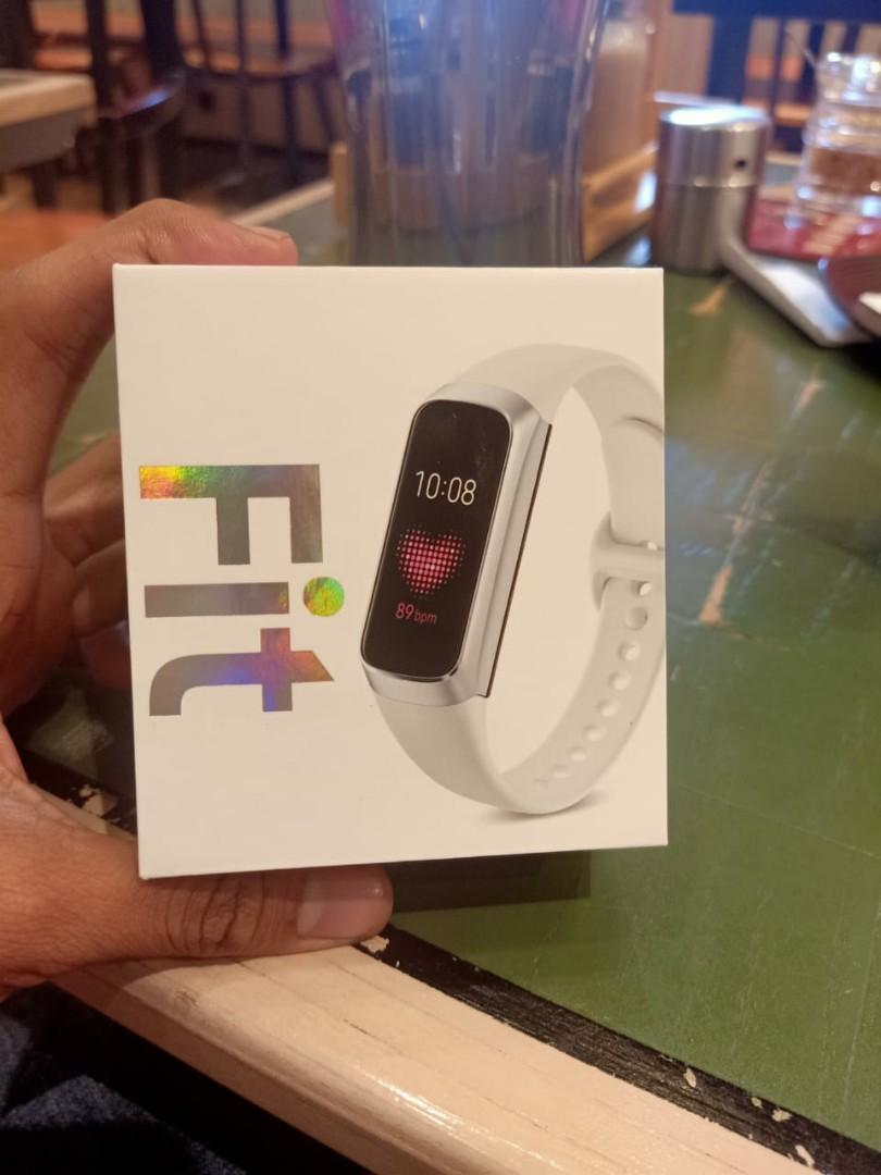 New Samsung Galaxy Fit Smartwatch Elektronik Lainnya Di Carousell