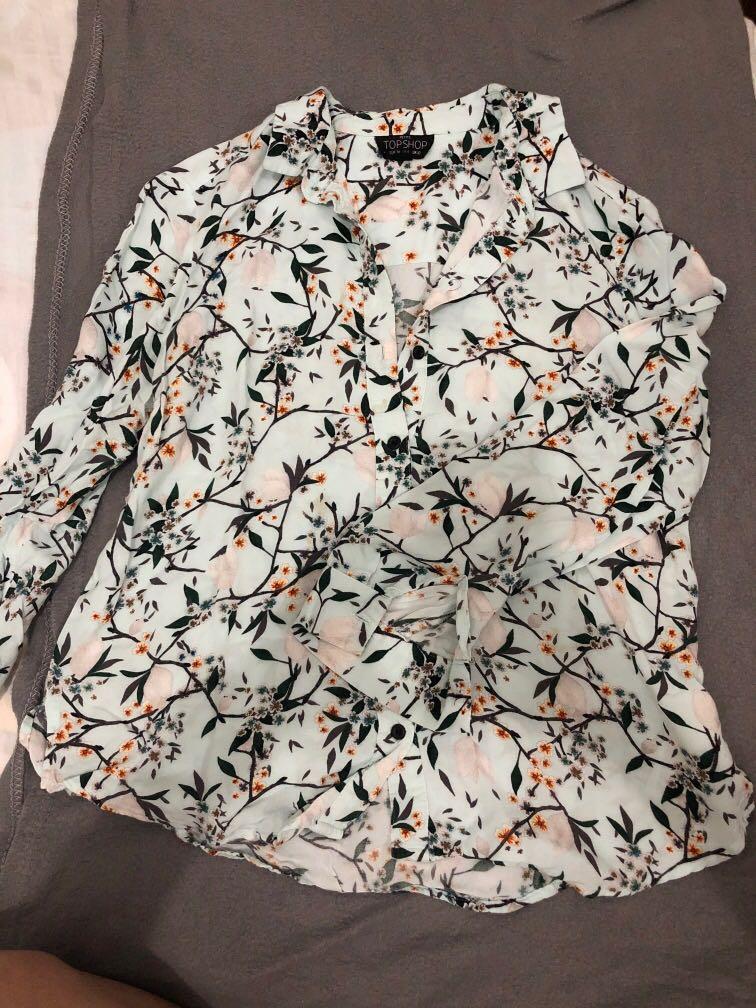 Topshop floral button down (Category: Blouses) located in Quezon City. Submitted by ptriestodeclutter (Listing ID 1033143001, Image 1). Description: Topshop petite Long sleeves Great with jeans or shorts .