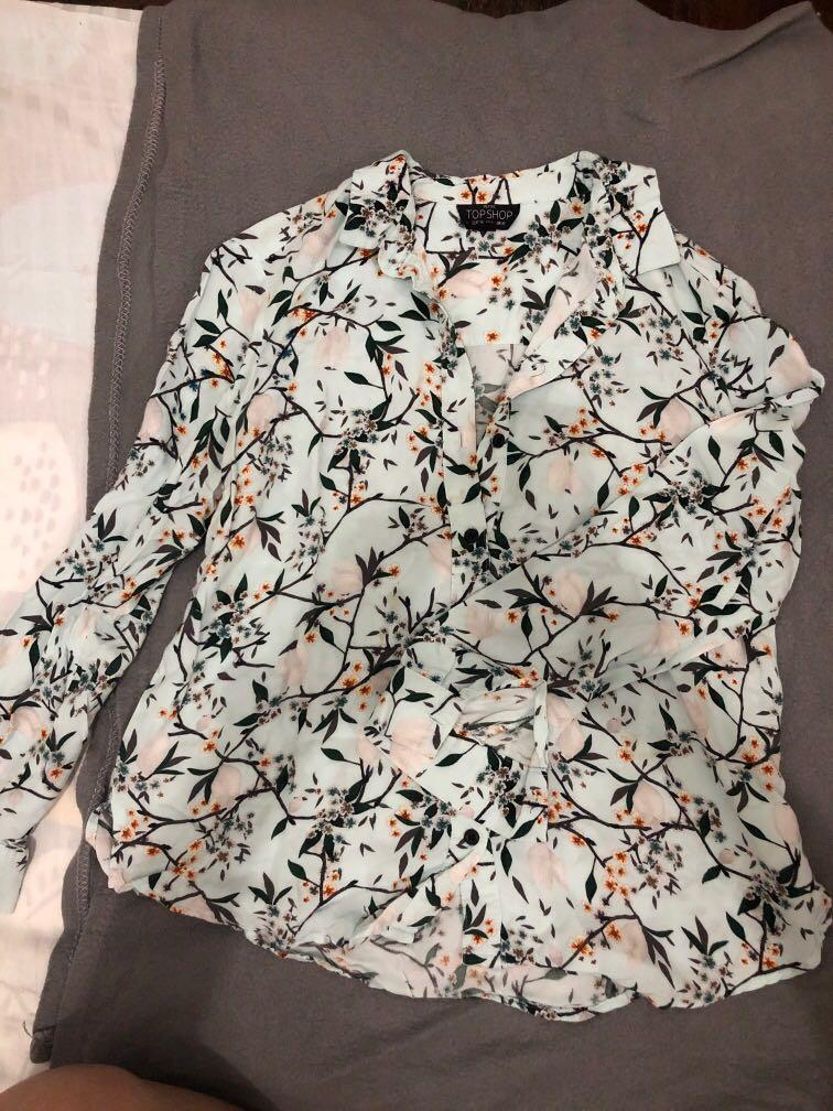 Topshop floral button down (Category: Blouses) located in Quezon City. Submitted by ptriestodeclutter (Listing ID 1033143001, Image 2). Description: Topshop petite Long sleeves Great with jeans or shorts .