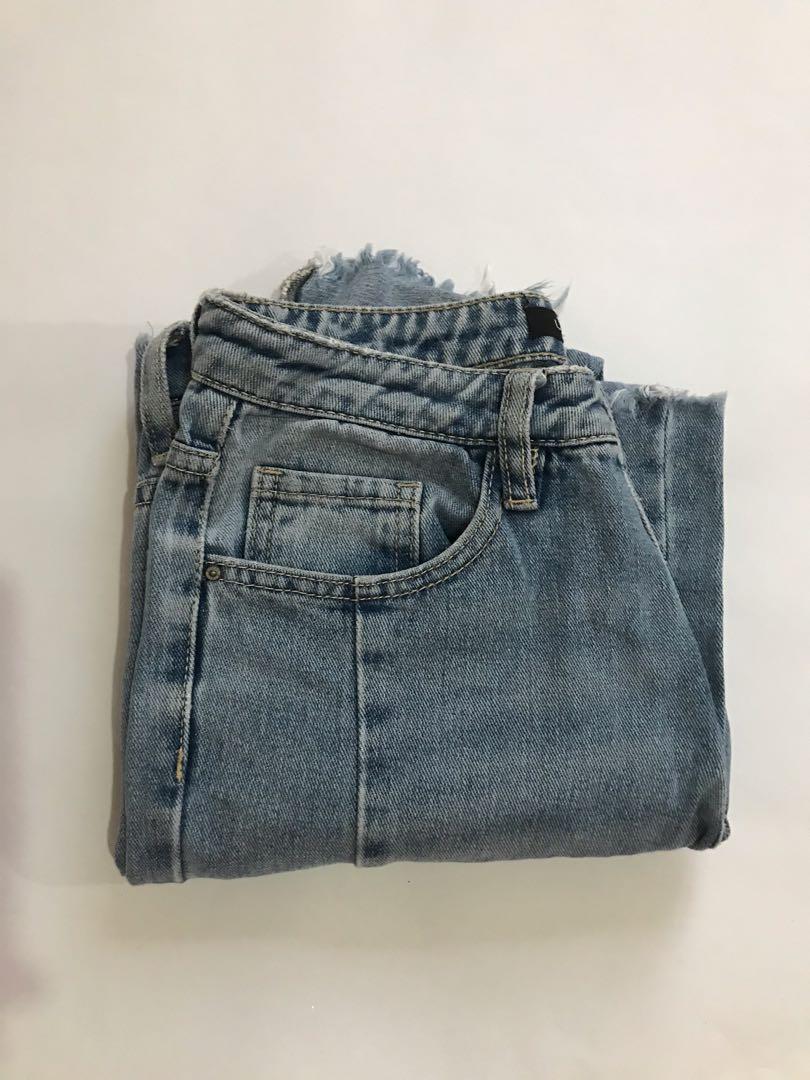 Urban Revivo Denim Pants (Category: Other Bottoms) located in Masantol. Submitted by alisonnn_ (Listing ID 1033178541, Image 3). Description: .