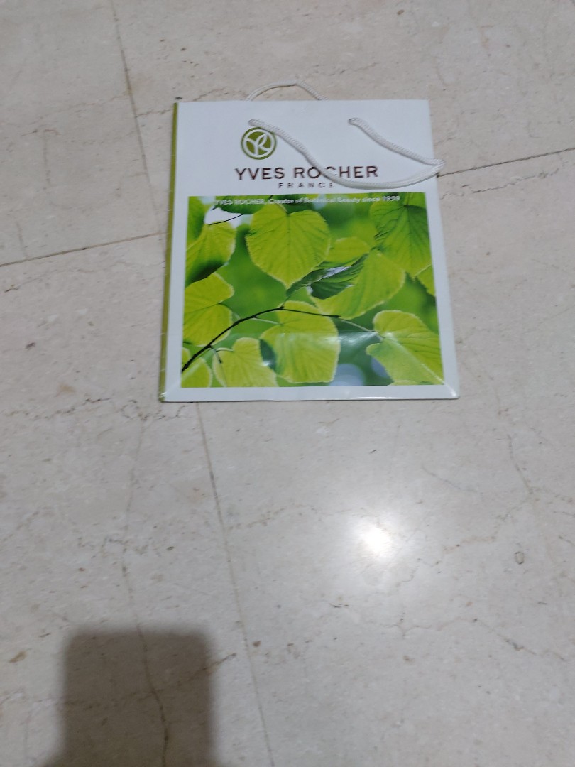 Paper bag Yves Rocher putih 20/25/10, Barang Mewah, Tas & Dompet di ...