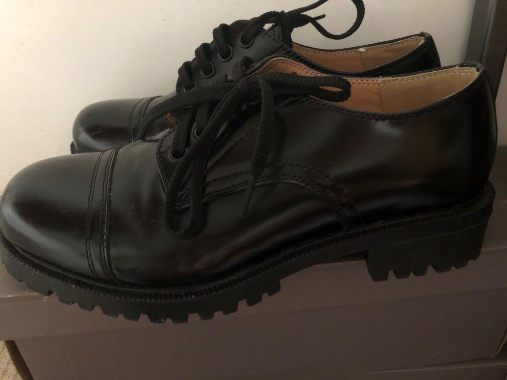 boys size 5 school shoes