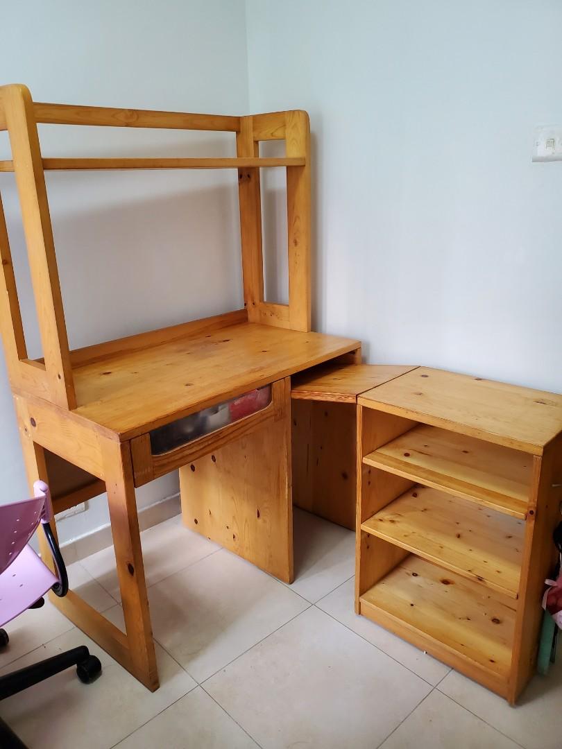 Solid wood study desk （分類：桌子）位於 Hong Kong。 由 demureness 提交（商品編號 1033221321，圖片 2）。簡介： Well-loved solid wood study desk with a few scratches. Sturdy and practical with its extendable desk/cabinet to form L shape desk for extra work area.。