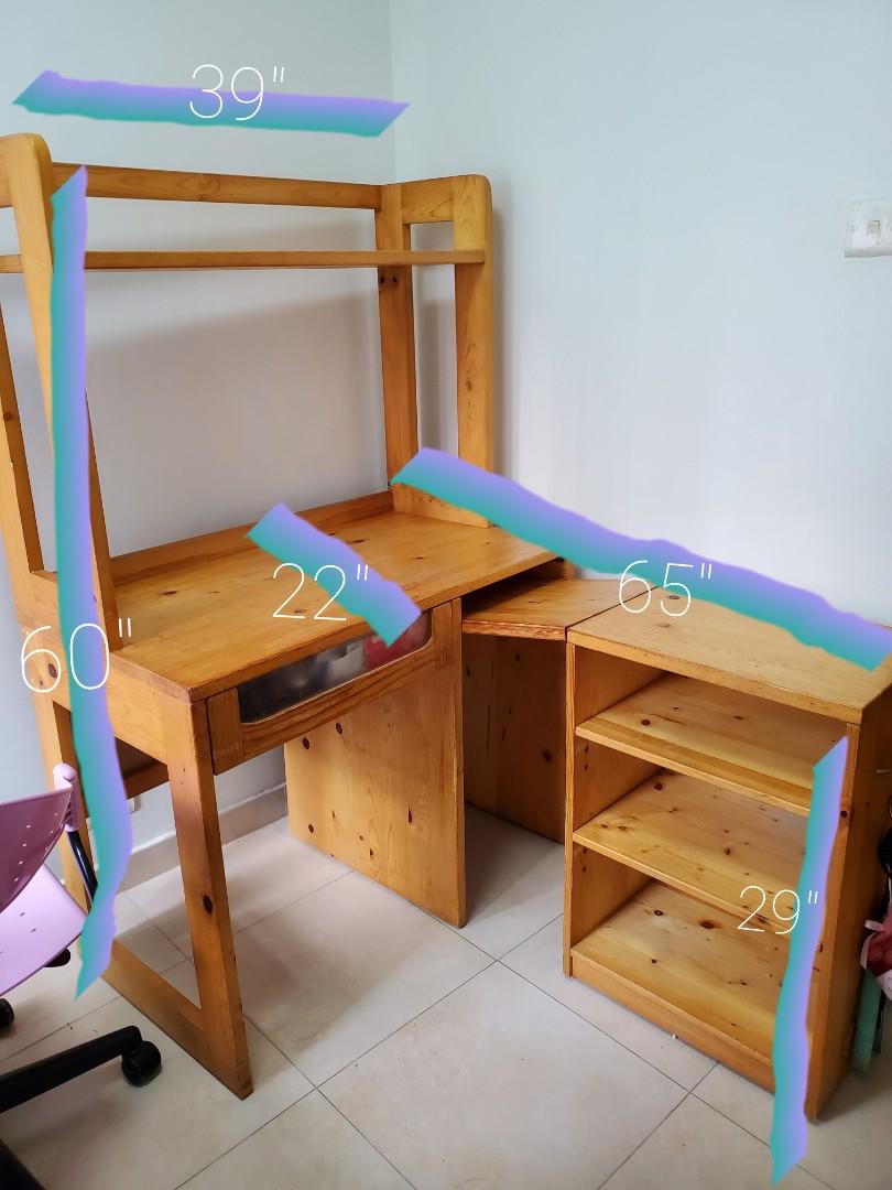 Solid wood study desk （分類：桌子）位於 Hong Kong。 由 demureness 提交（商品編號 1033221321，圖片 3）。簡介： Well-loved solid wood study desk with a few scratches. Sturdy and practical with its extendable desk/cabinet to form L shape desk for extra work area.。