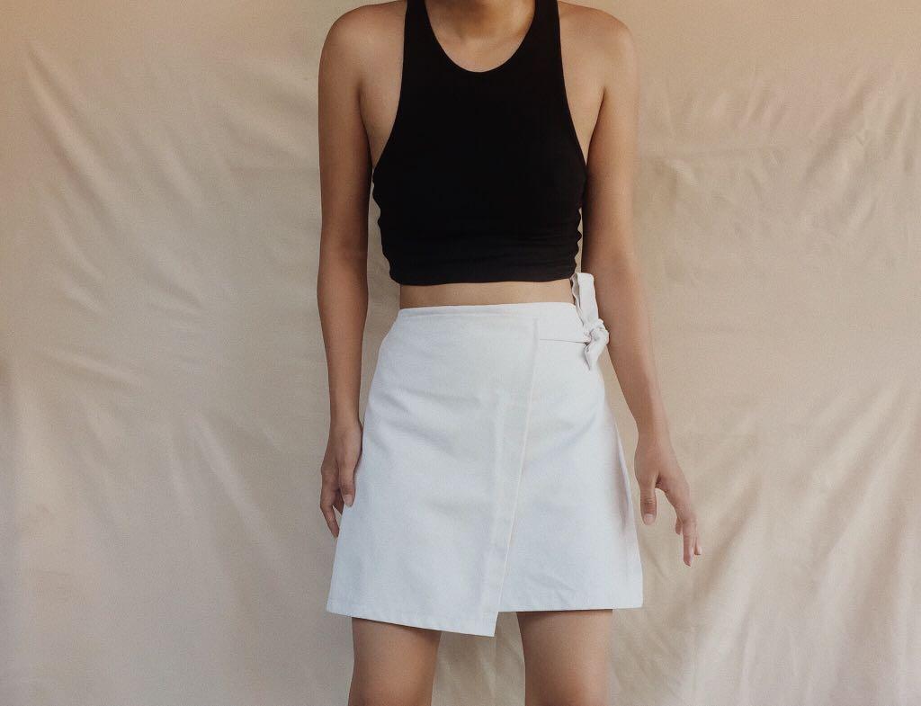 White Skirt (Category: Skirts) located in Lapu Lapu. Submitted by baligirl21 (Listing ID 1033316629, Image 1). Description: W: 26-27.