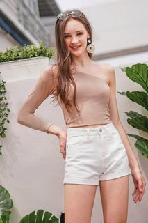 (Category: ) located in . Submitted by clearmywardrobe2026 (Listing ID 1033516042, Image 1). Description: .