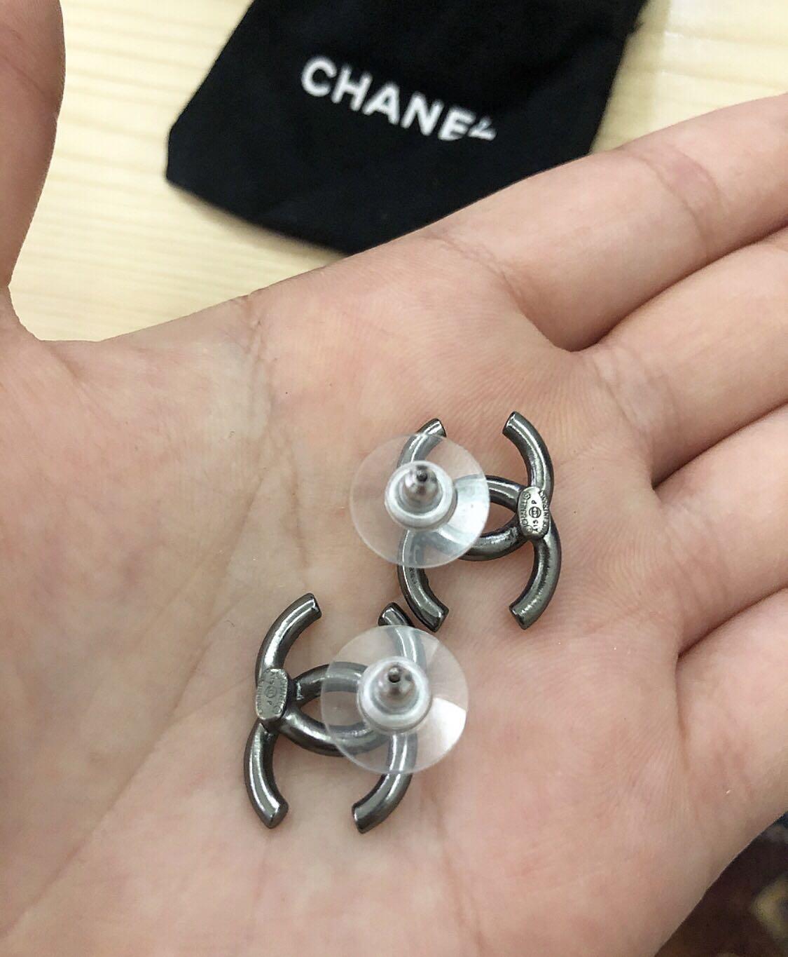 全新Chanel彩石耳環, 名牌, 飾物及配件- Carousell