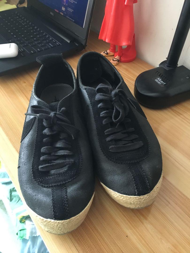 Cortez nike (Category: Sneakers) located in Makati City. Submitted by rizir (Listing ID 1026070680, Image 2). Description: Selling nike cortez in leather swede material. Still in very good condition, no issue whatsoever. Thanks! Respect!.