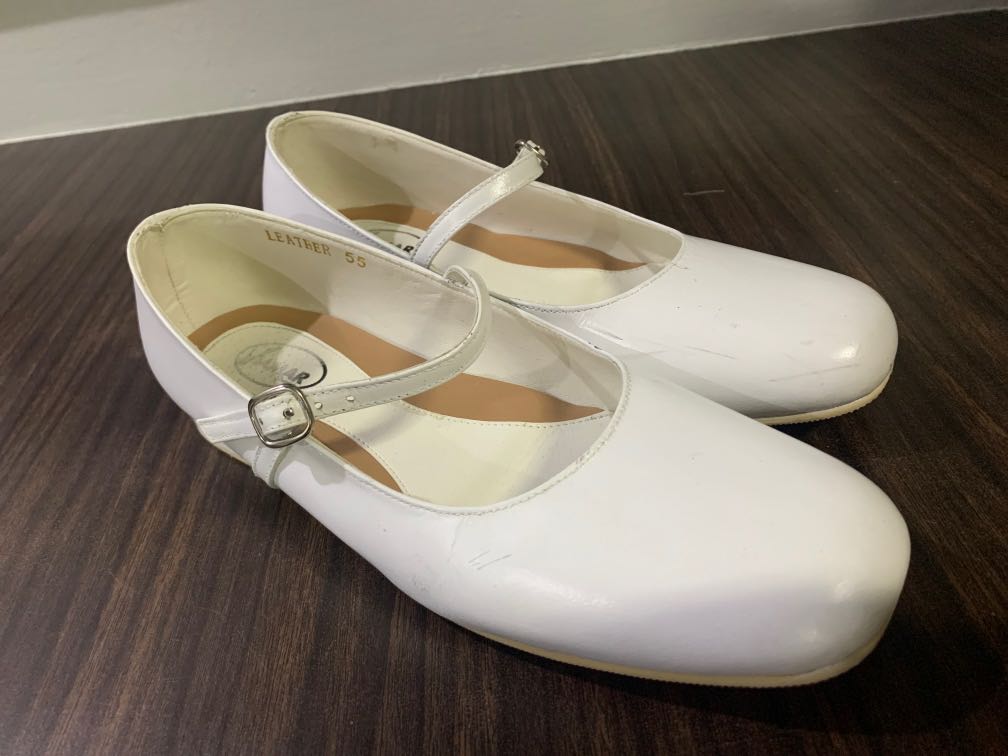 white closed shoes