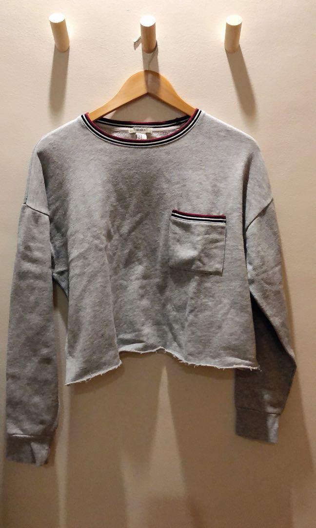 Forever 21 Cropped Sweater (Top) (Category: Others Tops) located in Quezon City. Submitted by projectdeclutter_mnl (Listing ID 1033703273, Image 1). Description: No flaws ✨ Perfect for sweater weather 👌🏼 Super comfy! **sf not yet included .