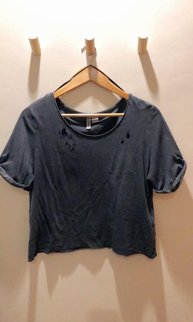 H&M Crop Top (Category: Sleeveless) located in Quezon City. Submitted by projectdeclutter_mnl (Listing ID 1033704976, Image 2). Description: No flaws ✨ In very good condition Slightly stretched so it can be for XS-S **SF not yet included .