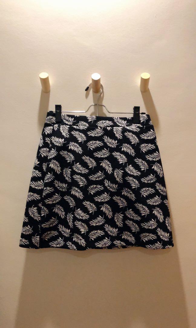 H&M Skirt (Category: Skirts) located in Quezon City. Submitted by projectdeclutter_mnl (Listing ID 1033697269, Image 1). Description: Length: 17.5 inches Barely used Stretchy No flaws ✨ Best fits 26-28 **SF not yet included Price is negotiable especially if you plan to buy more 😉.