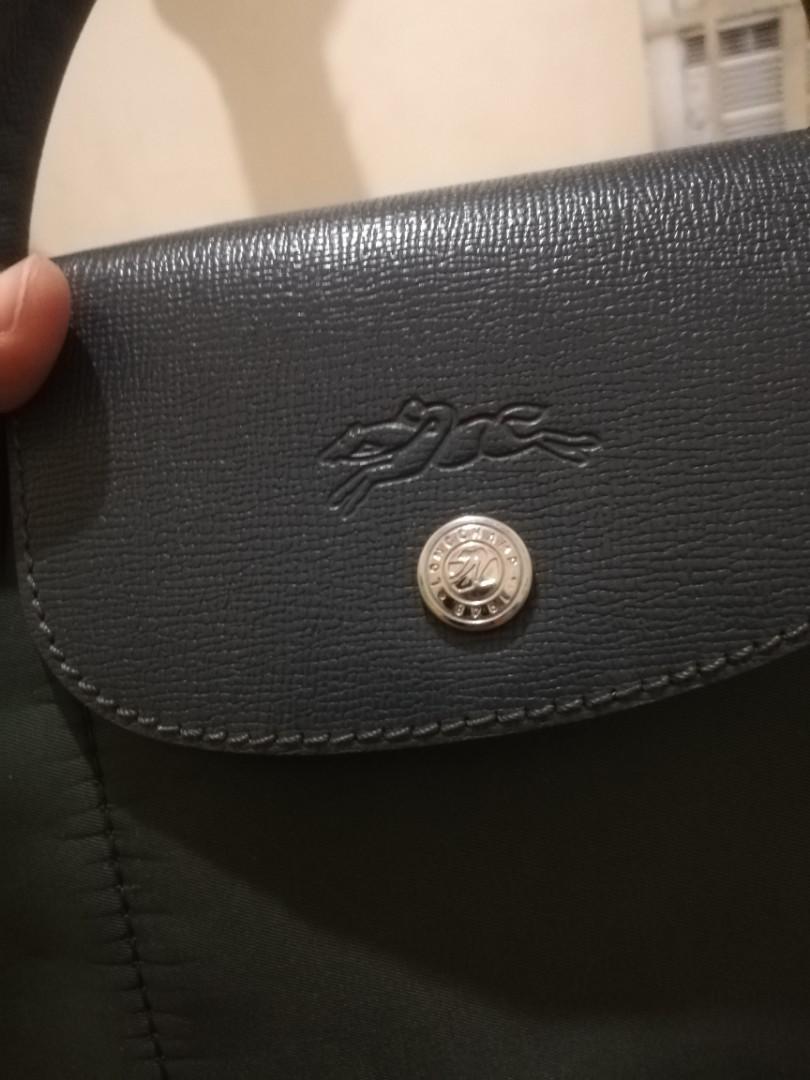Long Champ bag (Category: Luxury Bags & Wallets) located in Santa Rosa. Submitted by laispreloved (Listing ID 1033728201, Image 3). Description: With minimal signs of usage as you can see in the last few pics. But over-all in excellent condition pa sya. Di ko sya madalas gamitin siguro 5x palang kaso naibabad ko sya tubig that's why may discoloration. Price is negotiable. Pm me for more info..