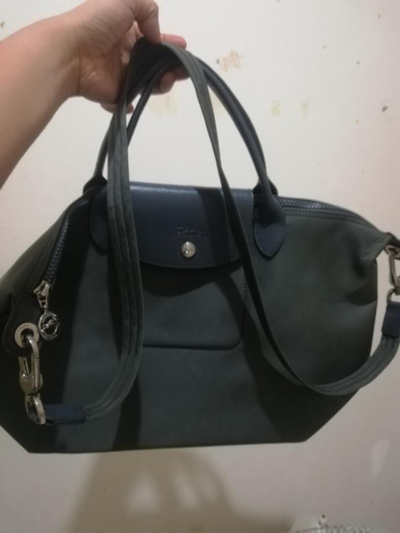 Long Champ bag (Category: Luxury Bags & Wallets) located in Santa Rosa. Submitted by laispreloved (Listing ID 1033728201, Image 1). Description: With minimal signs of usage as you can see in the last few pics. But over-all in excellent condition pa sya. Di ko sya madalas gamitin siguro 5x palang kaso naibabad ko sya tubig that's why may discoloration. Price is negotiable. Pm me for more info..