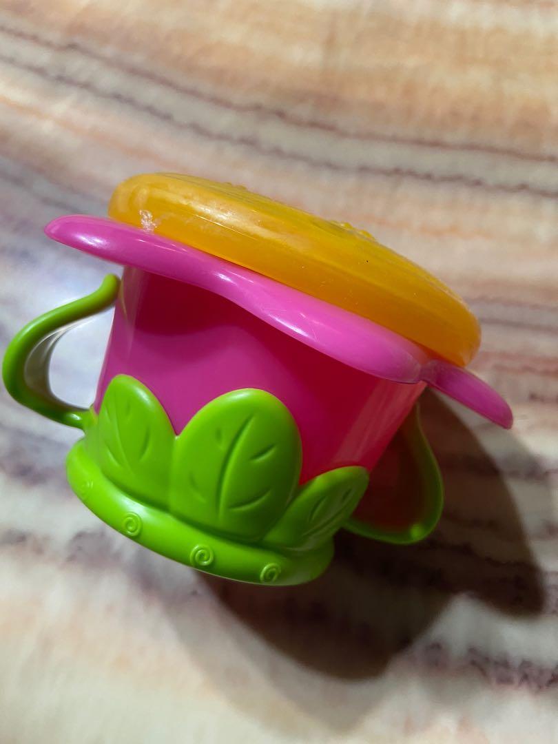 Snack Catcher (Category: Weaning & Toddler Feeding) located in Marilao. Submitted by gi_yan (Listing ID 1033727639, Image 2). Description: Spill-proof toddler snack container with soft flaps for easy food access Fits most standard cup holders in cars, car seats, strollers, etc. Great for home, daycare or on-the-go use Holds up to 9 ounces of snacks BPA-free Top rack dishwasher safe 12+ months.