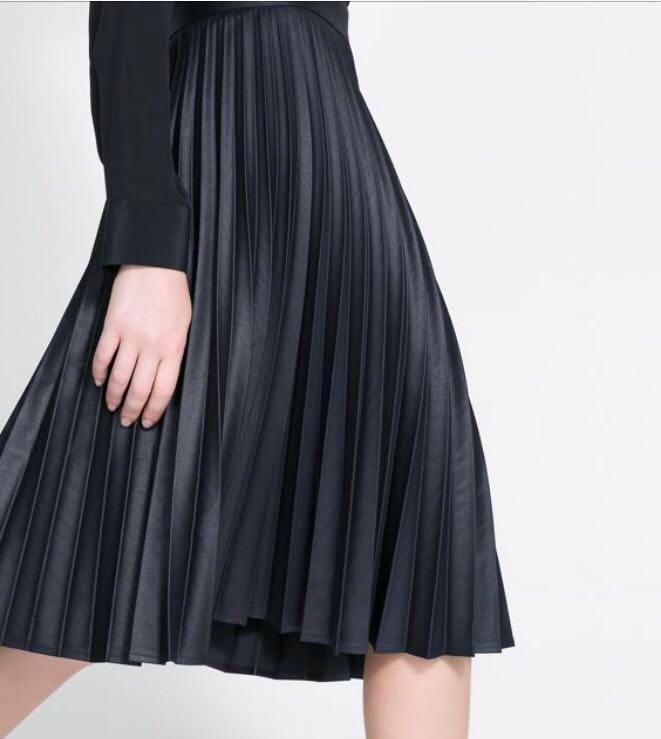 Zara pleated skirt - black, Women's Fashion, Bottoms, Skirts on Carousell